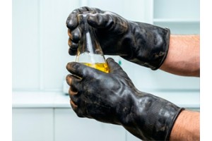 Профессиональная защита рук: особенности и применение перчаток КЩС