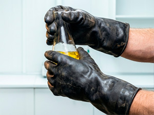 Профессиональная защита рук: особенности и применение перчаток КЩС Профессиональная защита рук: особенности и применение перчаток КЩС